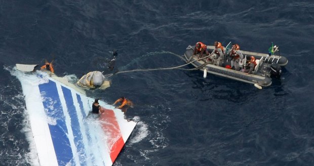 Trosky letadla společnosti Air France, které padalo do oceánu tři a půl minuty.