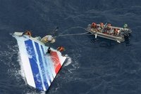 Nalezeny černé skříňky francouzského airbusu