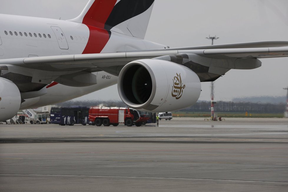 Obrovský letoun Airbus A380 přistál v Praze a hned šel pod sprchu.