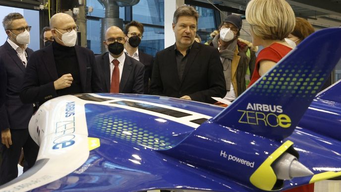 Vicekancléř za Zelené Robert Habeck hledá podporu u průmyslu, v tomto případě u Airbusu.