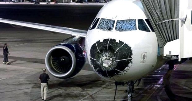 Kroupy zničily letadlu čumák a přední sklo. Piloti museli přistát naslepo.