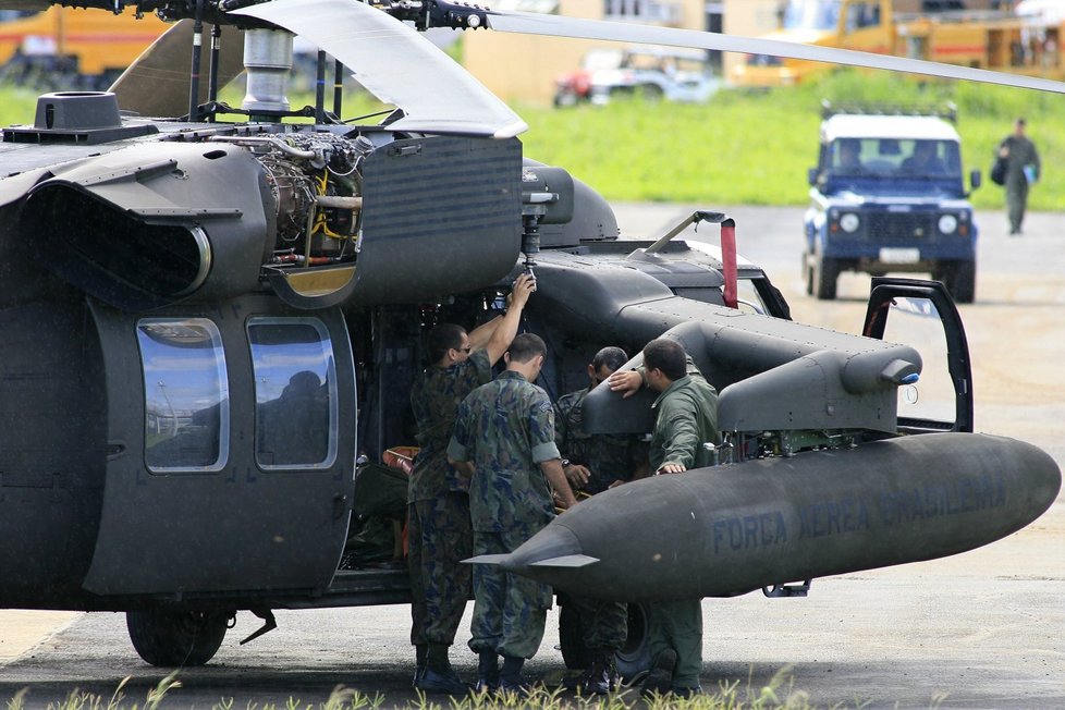 Helikoptéra brazilského letectva se připravuje na další propátrávání oblasti.