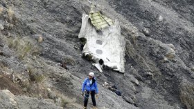 Záchranář u jednoho z větších kusů havarovaného airbusu.