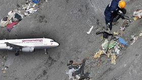 Záchranáři již ve francouzských Alpách našli 4000 kusů lidských těl a trosek letadla.