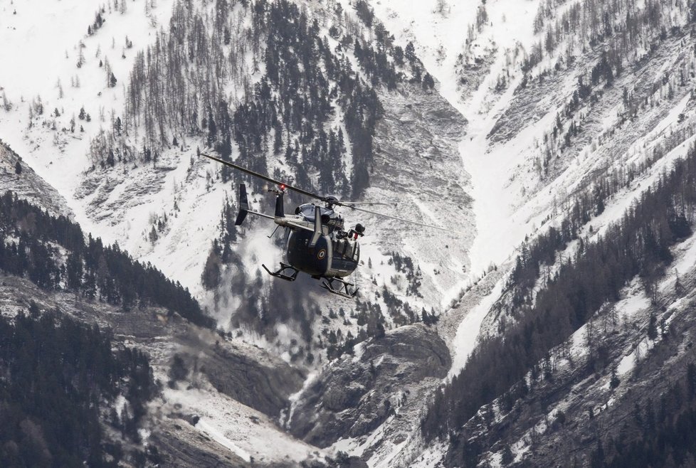 Pátrání po troskách airbusu ve francouzských Alpách