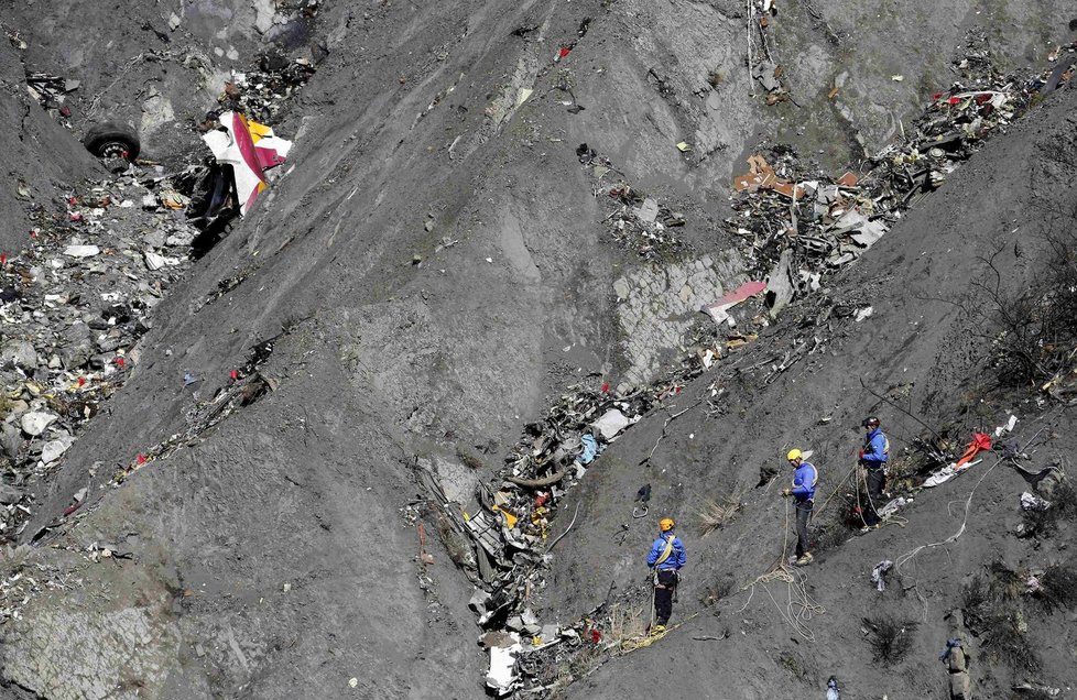 Záchranáři ve francouzských Alpách hledají druhou černou skříňku letadla.