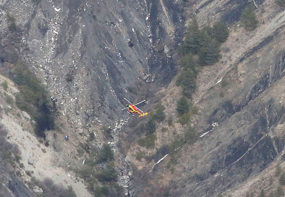 Záběry záchranářů, kteří našli v Alpách trosky zříceného airbusu.