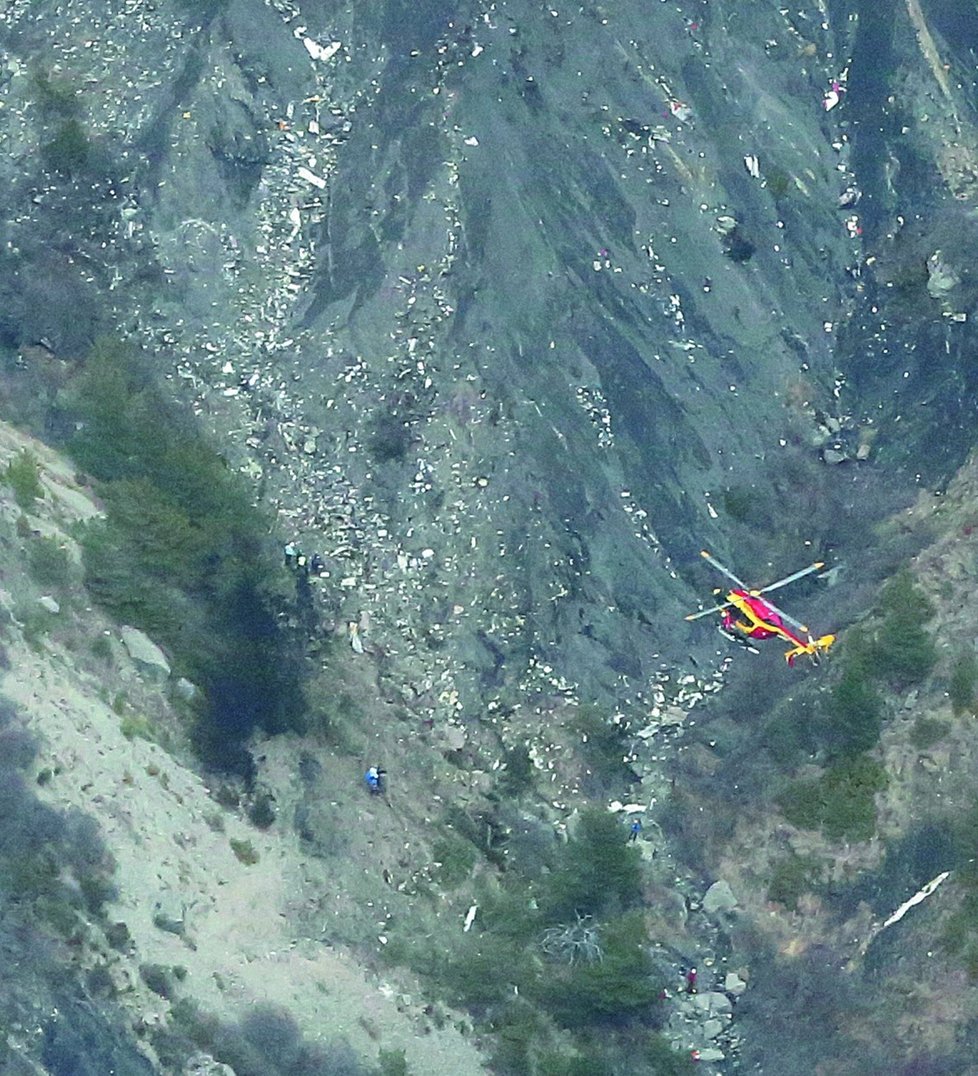 Záběry záchranářů, kteří našli v Alpách trosky zříceného airbusu.