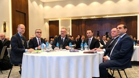 České obchodní delegaci v Ázerbajdžánu se porouchalo letadlo. Na palubě je i ministr dopravy Bednárik