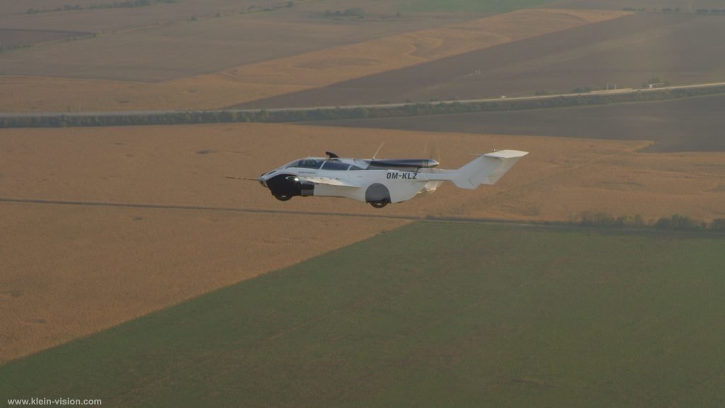 Poprvé na světě absolvoval létající automobil AirCar let mezi dvěma mezinárodními letišti a to z Nitry do Bratislavy. Automobil pilotoval sám konstruktér Štefan Klein