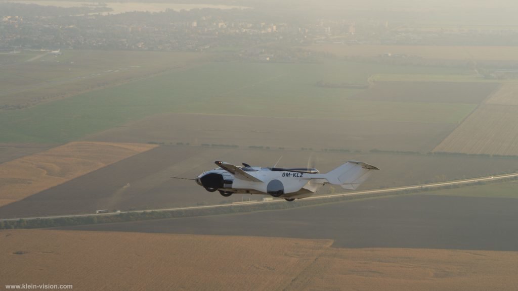 Poprvé na světě absolvoval létající automobil AirCar let mezi dvěma mezinárodními letišti a to z Nitry do Bratislavy. Automobil pilotoval sám konstruktér Štefan Klein