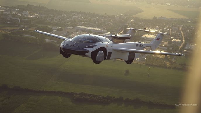 Hybridní vozidlo AirCar je vybavené motorem BMW a jeho přeměna z auta na letadlo trvá dvě minuty a 15 vteřin. Je schopné dosáhnout rychlosti přes 160 kilometrů za hodinu a vznést se do výšky 2,5 kilometru. Pro jeho řízení je potřeba mít pilotní licenci.