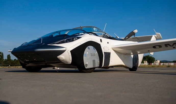 Hybridní vozidlo AirCar je vybavené motorem BMW a jeho přeměna z auta na letadlo trvá dvě minuty a 15 vteřin. Je schopné dosáhnout rychlosti přes 160 kilometrů za hodinu a vznést se do výšky 2,5 kilometru. Pro jeho řízení je potřeba mít pilotní licenci.