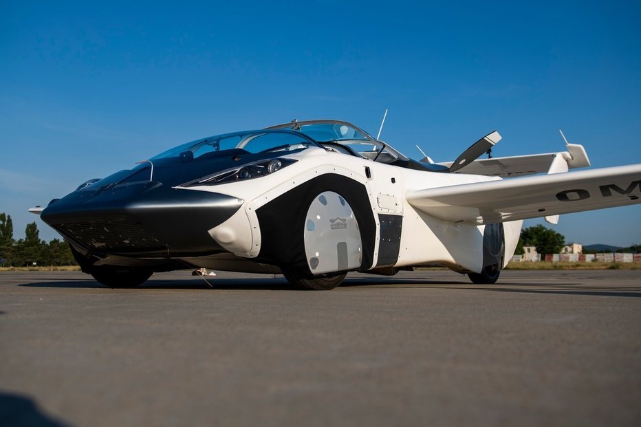 Hybridní vozidlo AirCar je vybavené motorem BMW a jeho přeměna z auta na letadlo trvá dvě minuty a 15 vteřin. Je schopné dosáhnout rychlosti přes 160 kilometrů za hodinu a vznést se do výšky 2,5 kilometru. Pro jeho řízení je potřeba mít pilotní licenci.