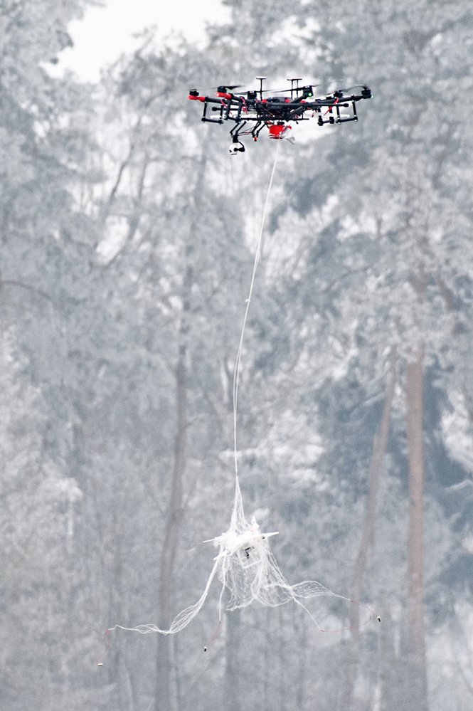 Systém chytání dronů do sítě testuje i německá armáda s AirRobot AR200