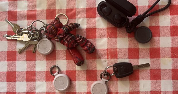 Pokud často ztrácíte klíče od domu, auta nebo třeba sluchátka, pak je přívěšek Fresh 'n Rebel, který je mnohem lacinější alternativou AirTagu od Applu, tím pravým ořechovým pro vás.