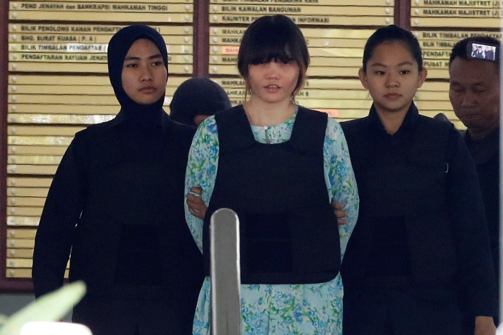 Indonésanka Siti Aisyahová a Vietnamka Doan Thi Huong čelí obvinění z vraždy Kimova bratra.