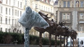 Instalace díla Zvěrokruh čínského umělce a disidenta Aj Wej-weje před Veletržním palácem v Praze