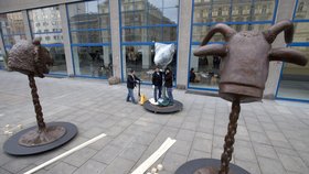 Instalace díla Zvěrokruh čínského umělce a disidenta Aj Wej-weje před Veletržním palácem v Praze