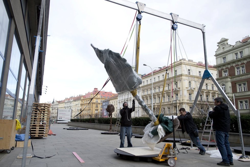 Instalace díla Zvěrokruh čínského umělce a disidenta Aj Wej-weje před Veletržním palácem v Praze