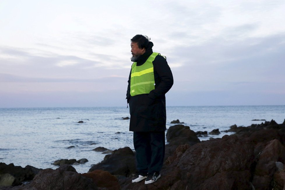 Wej-wej na ostrově Lesbos, Číňan kritizuje přístup evropských států k uprchlické krizi.