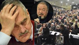 Aj Wej-wej dorazil do Prahy, kde promluvil o svém životě a pohledu na Čínu a její systém, na přednášce promluvil i Karel Schwarzenberg, který si zdřímnul.