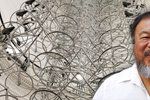 Lustr čínského umělce Aj Wej-weje má v Praze viset natrvalo.