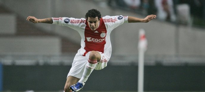 Futbalista Ajaxu Amsterdam Gregory van der Wiel v súboji o loptu proti hráčovi MŠK Žilina Máriovi Pečalkovi počas zápasu 2. kola Pohára UEFA v Amsterdame 6. novembra 2008.