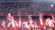 Fanoušci Ajaxu nedbali žádných upozornění na zákaz používání pyrotechniky
