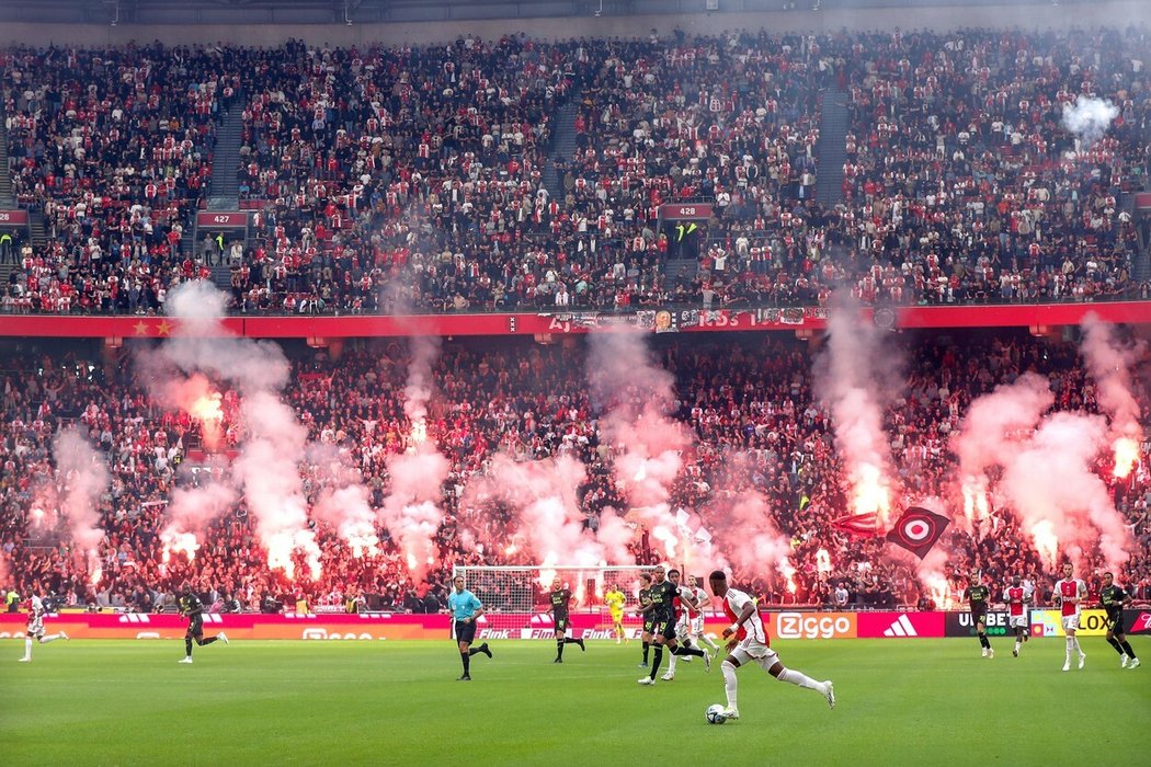 Fanoušci Ajaxu nedbali žádných upozornění na zákaz používání pyrotechniky