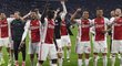 Fotbalisté Ajaxu slaví výhru 4:1 nad Lyonem