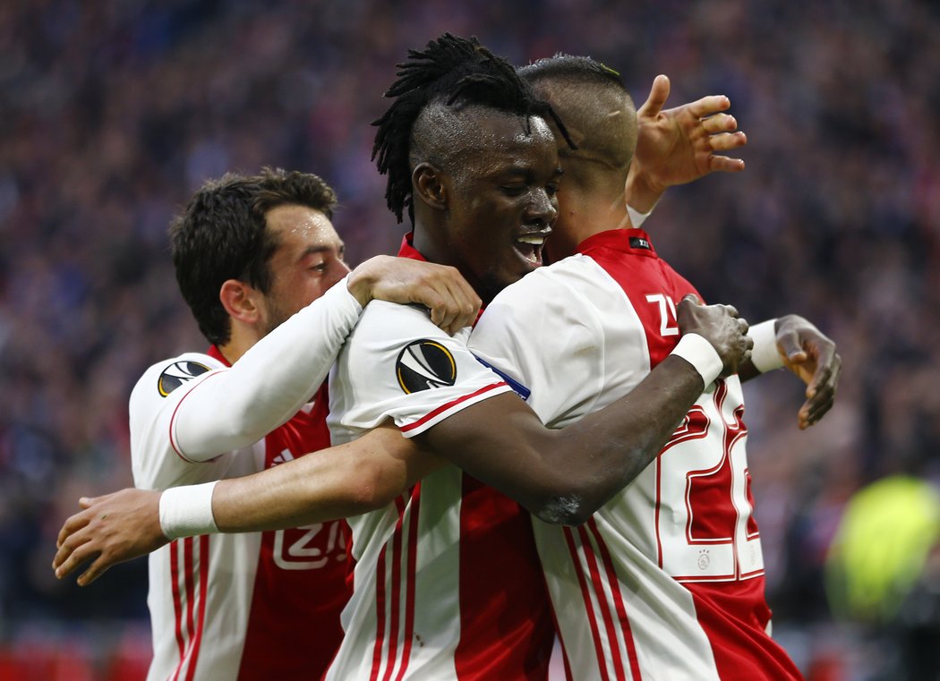 Fotbalisté Ajaxu slaví gól proti Lyonu
