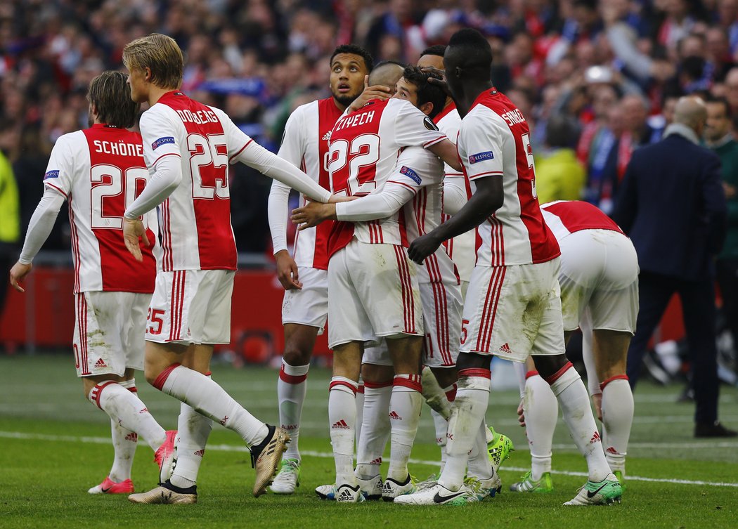 Fotbalisté Ajaxu slaví výhru 4:1 nad Lyonem