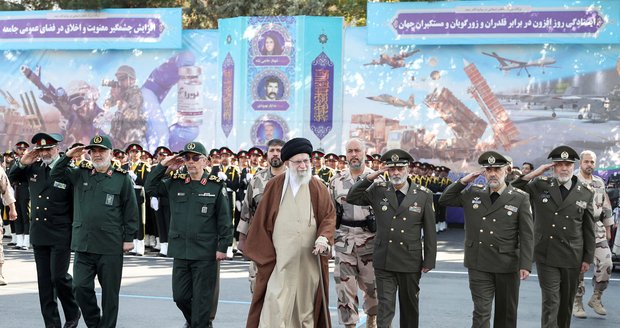 Líbám jim ruce, ale Írán do útoku Hamásu zapojen nebyl, tvrdí Chameneí. Expert: Mají zájem, aby Izrael trpěl