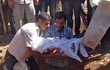Otec se v Kobani loučí se svým chlapcem.