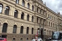 Zásah kriminalistů na Akademii věd: V poutech nikdo neskončil, policisté si odvezli dokumenty