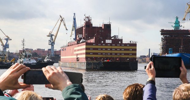 Černobyl na vodě? První plovoucí jaderná elektrárna bude brázdit oceán