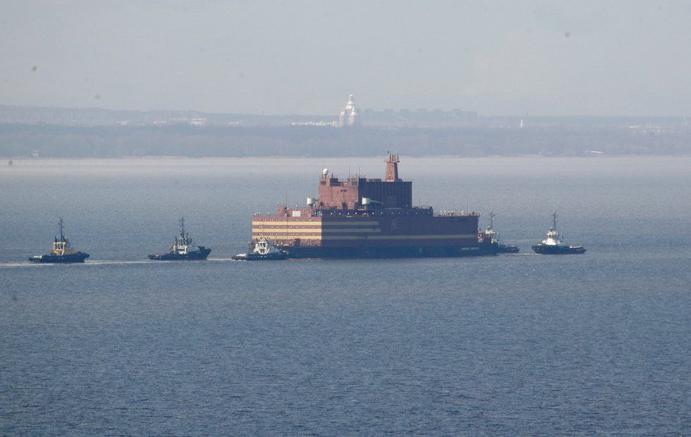 Ruskou plovoucí nukleární elektrárnu Akademik Lomonosov táhnou z petrohradského přístavu remorkéry.