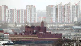Plovoucí jaderná elektrárna Akademik Lomonosov se pohybuje průměrnou rychlostí asi 7 km/h.