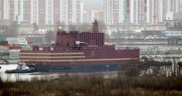 „Plovoucí Černobyl“ se dal do pohybu: Z Ruska vyrazila první lodní jaderná elektrárna