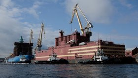 Plovoucí jaderná elektrárna Akademik Lomonosov vyplouvá z přístavu v Petrohradu.