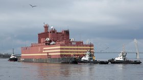 Plovoucí jaderná elektrárna Akademik Lomonosov nejdříve putuje do Murmansku, kde dostane jaderné palivo.