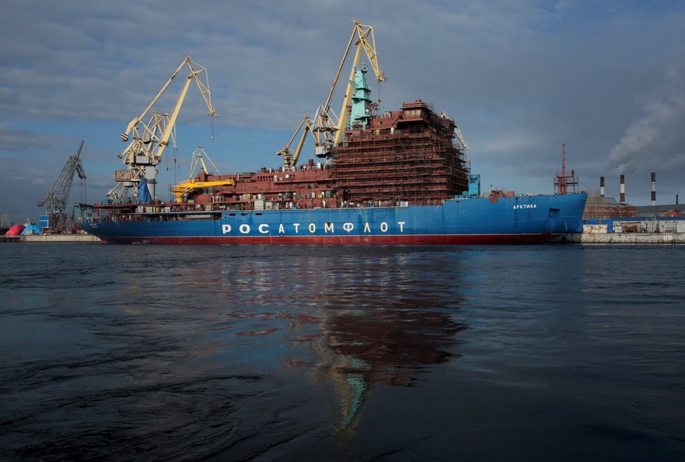 Nukleární ledoborec Arktika se opravuje v petrohradském přístavu. Provozuje jej společnost Rosatomflot.