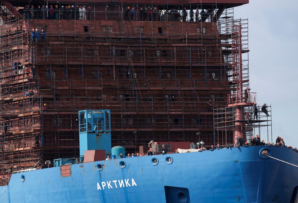 Pracovníci z nukleárního ledoborce Arktika sledují vyplutí nukleární elektrárny Akademik Lomonosov.