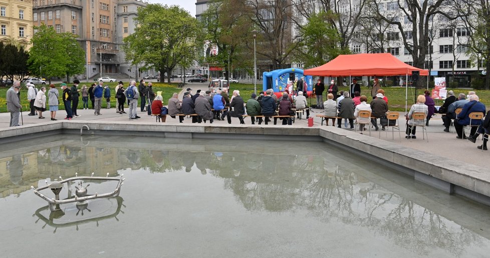 Účastníci akce poslouchají vestoje Internacionálu 1. května 2021 na Moravském náměstí  v Brně, kde si komunisté připomněli Svátek práce.