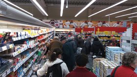 Otec se synem kradli v hypermarketu v Brně. Ilustrační foto.