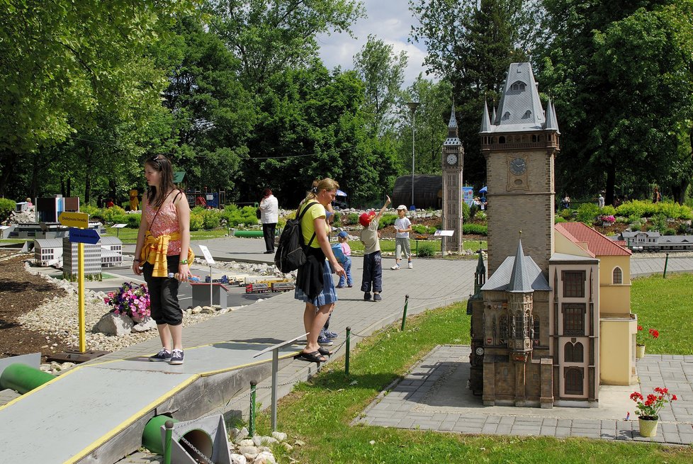 V parku Miniuni v Ostravě je k vidění na 23 evropských významných staveb.