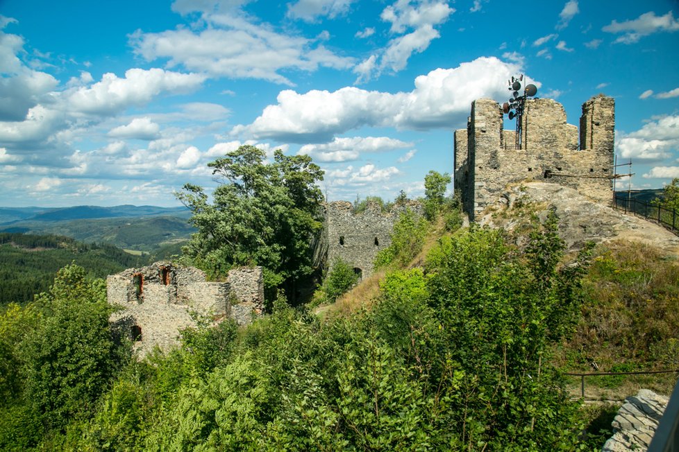 Poutním místem Karlovarska je Andělská Hora se zříceninou hradu a poutním kostelem Nejsvětější Trojice.