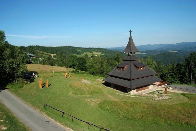 Uprostřed hřebene Vsetínských vrchů se tyčí hora Soláň.