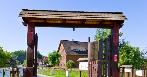 V Krňovicích je skanzen, do kterého byly přeneseny lidové stavby z původních lokalit Královéhradecka a podhůří Orlických hor.